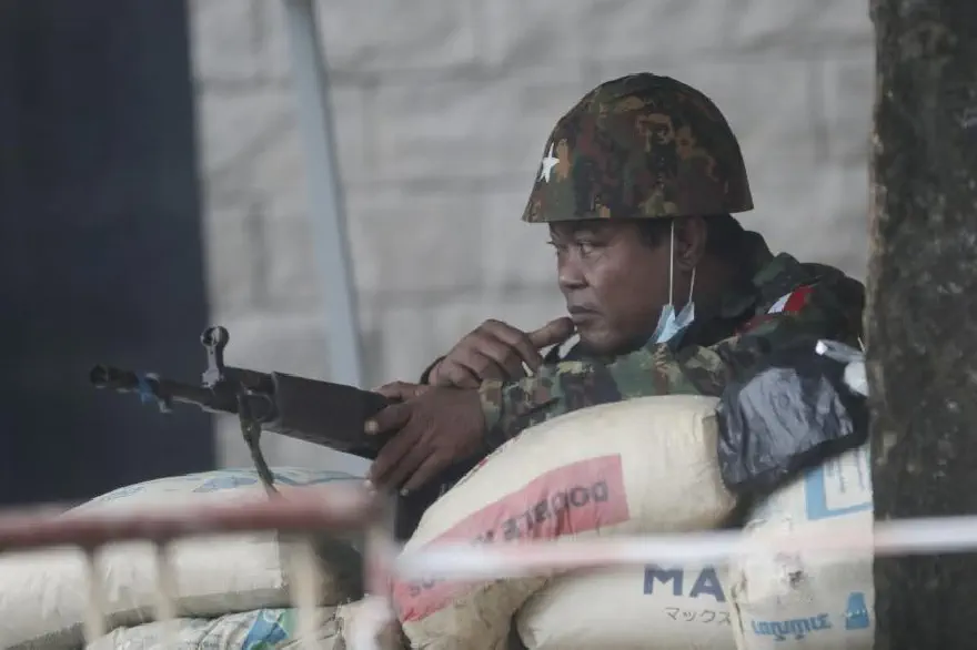 soldat toetet zivilisten burma