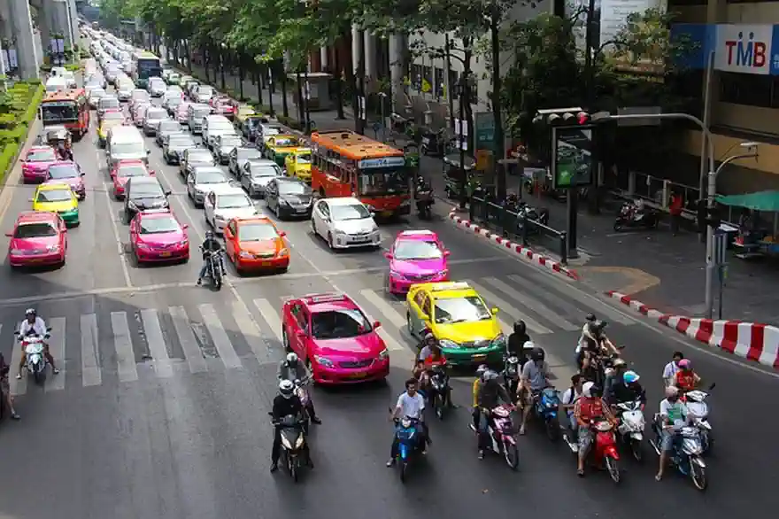 autofahren motorradfahren verkehrs regeln thailand