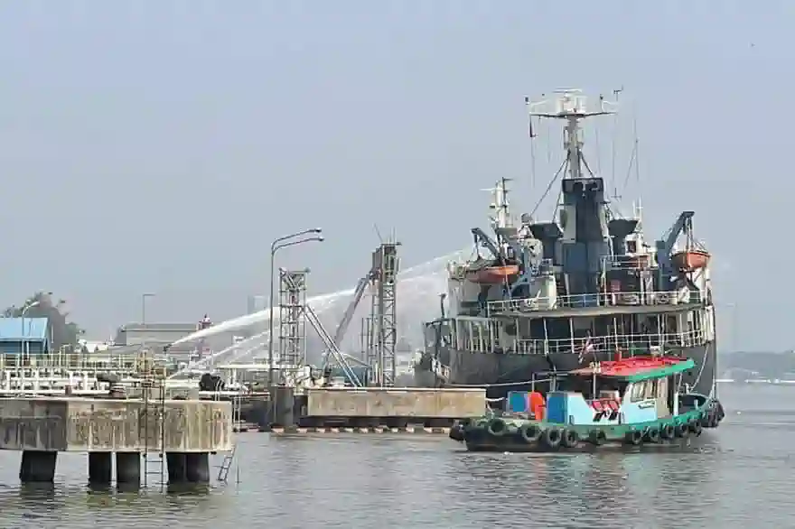 Brand eines Öltankers am Chao Phraya River Pier in Samut Prakan