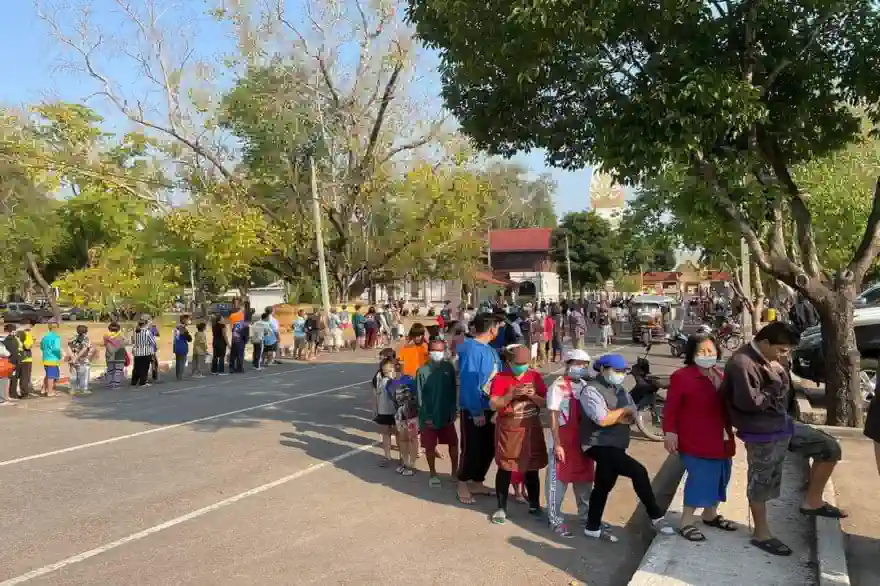 Mönche Geben Den Bewohnern Jeweils 200 Baht, Nachdem Sie 18-Millionen-Baht In Lotterie Gewonnen Haben