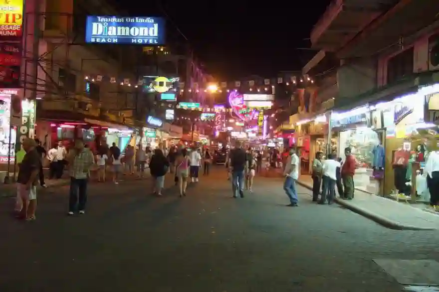 Touristen Kehren Zurück, Pattayas Walking Street Wieder Für Autos Dicht