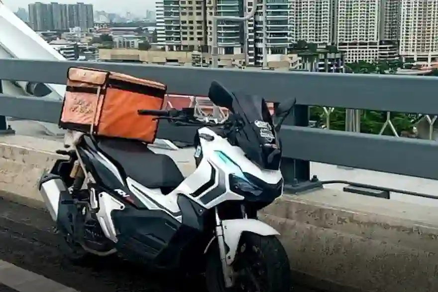 Depressiver Lieferfahrer Bringt Sich Um, Indem Er Von Einer Brücke In Bangkok Springt