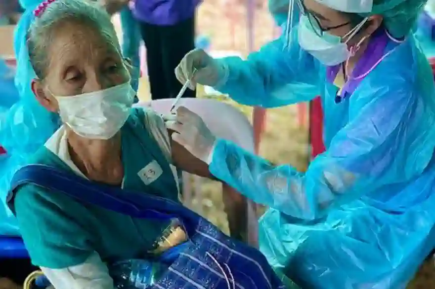 Um die Gefahr zu veranschaulichen, hat Dr. Manoon Leechawengwongs zwei aktuelle Fälle von Covid-19-Infektionen bei älteren Patienten hervorgehoben