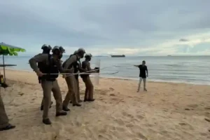 video-polizei-von-pattaya-probt-die-kontrolle-betrunkener-touristen-mit-metallstangen