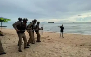 video-polizei-von-pattaya-probt-die-kontrolle-betrunkener-touristen-mit-metallstangen
