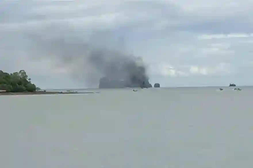 Fähre Vor Der Küste Südthailands Explodiert, 18 Passagiere Gerettet