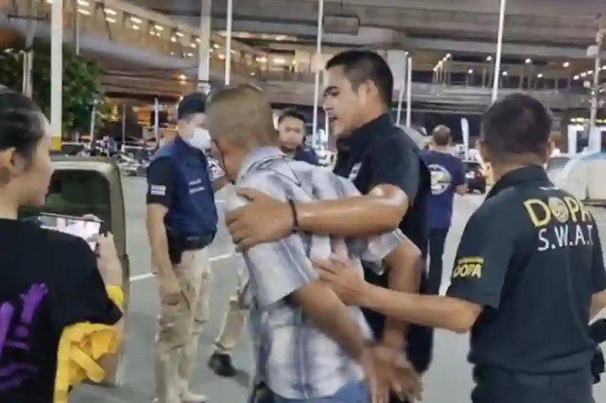 Korrupter Thailändischer Touristenpolizist Festgenommen