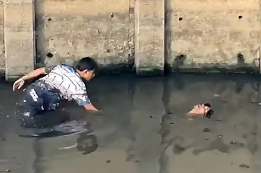 „Leiche“, Die Im Kanal Von Bangkok Schwimmt, Entpuppt Sich Als Alter Mann, Der Meditiert