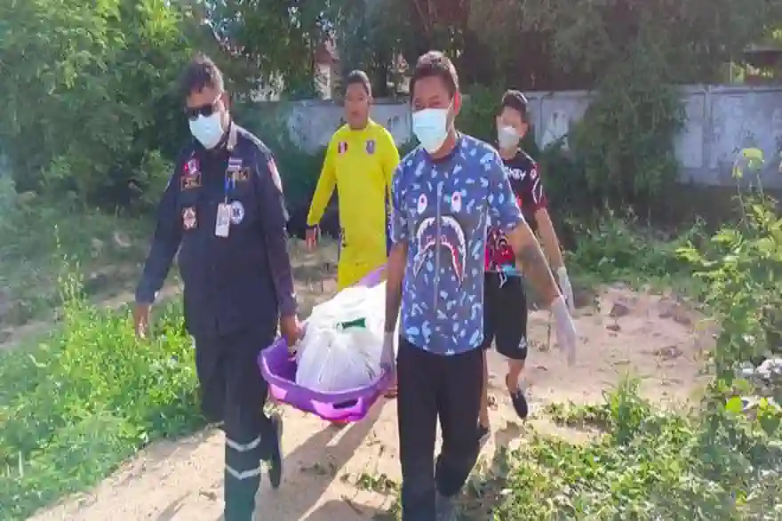 Polizei Untersucht Den Tod Des Briten, Der Im Kanal Von Pattaya Gefunden Wurde