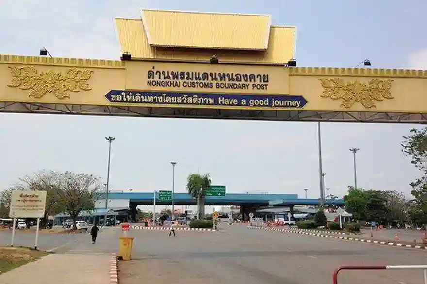 tausende laotische reisende kommen an nachdem der thail pass abgeschafft wurde
