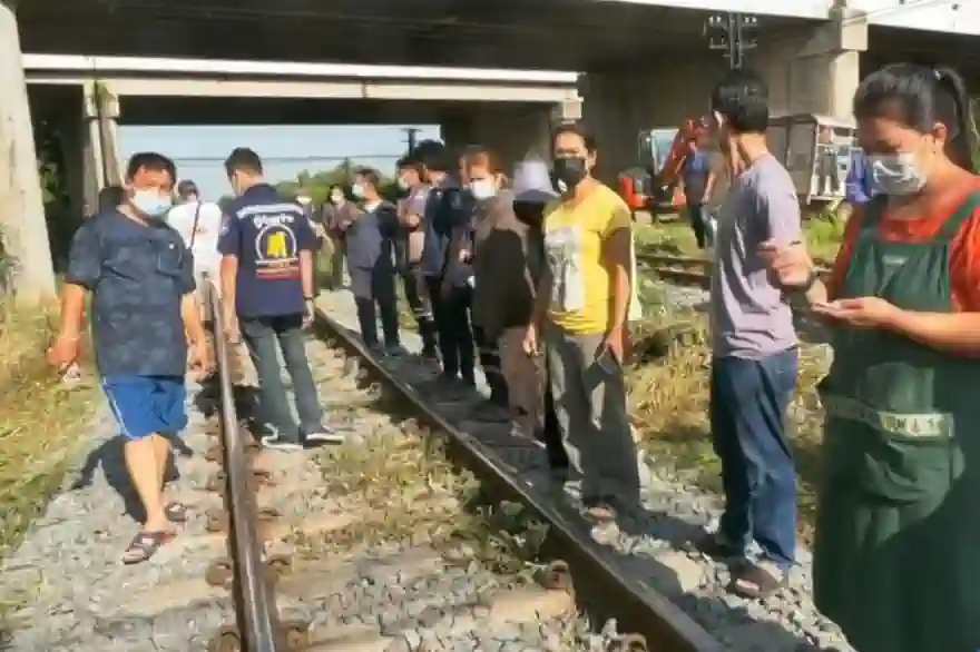 Zwei Männer sterben bei einem tragischen Eisenbahnunglück in Zentralthailand