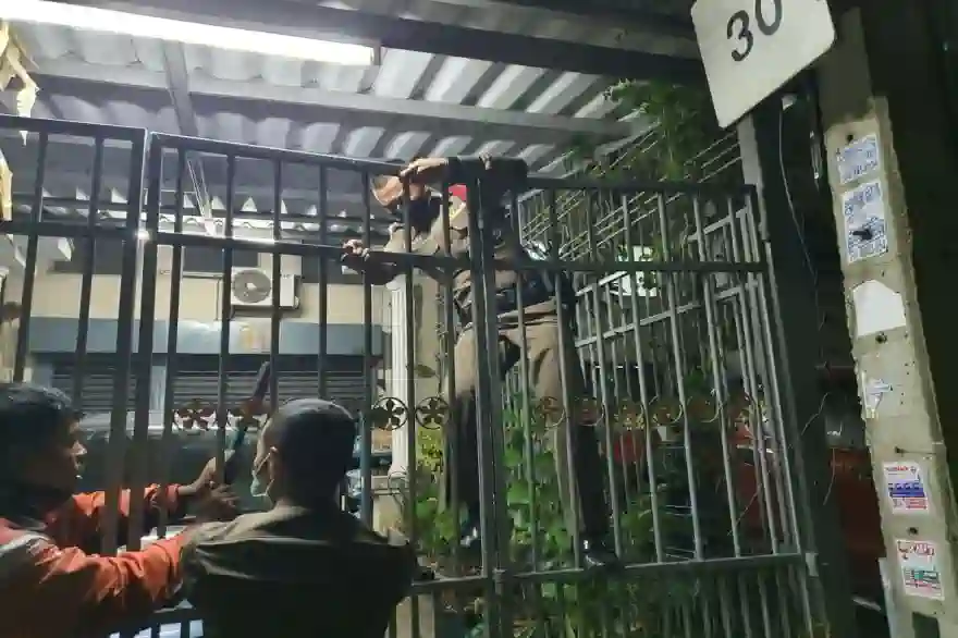 Polizei Rettet Eine Drei Tage Lang In Ihrem Eigenen Badezimmer Festsitzende Frau In Bangkok