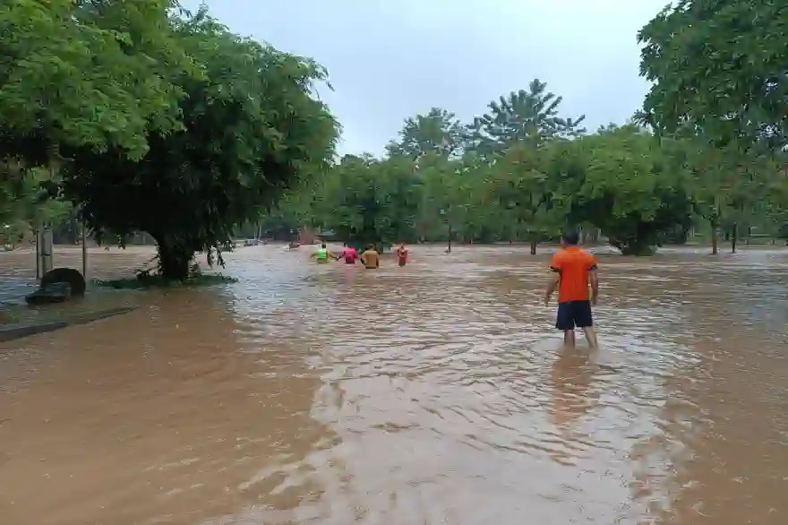Wasserfall Und Nationalparks In Zentralthailand Von Sturzfluten Verwüstet