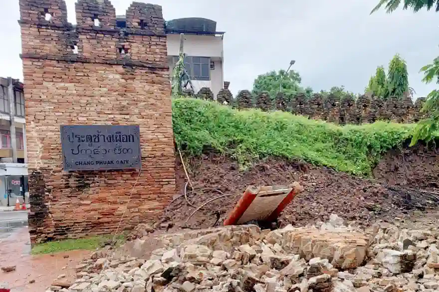 Heftige Regenfälle Bringen Teile Der Alten Stadtmauer Von Chiang Mai Zum Einsturz
