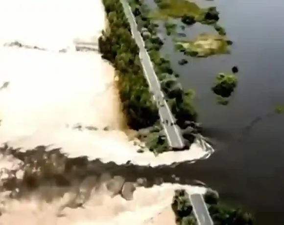 VIDEO: Überschwemmungen Zerstören Die Autobahn Im Nordosten Thailands