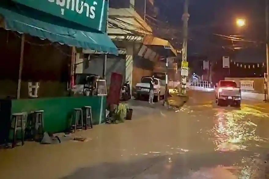 Fluss In Chiang Mai Läuft Über, Überschwemmungen Breiten Sich Aus