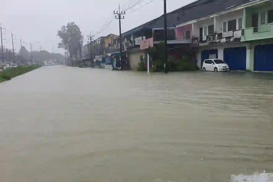 Eine Hauptstraße in Phang Nga wurde am Mittwoch stark überflutet, wobei das überflutete Gebiet fast einen Kilometer lang war.