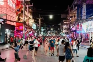 Schließzeit um 4 Uhr morgens an mehreren touristischen Hotspots zu testen, darunter Phukets Bang La Walking Street in Patong