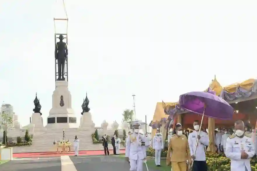 Statue Von König Rama IX Wird Im Chalerm Phrakiat Park Enthüllt