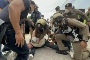 Deutscher Mann In Pattaya Flippt Aus, Als Polizisten Ihn Wegen Overstay Verhaften Wollen
