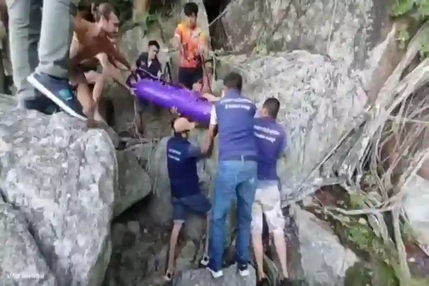 Ein Brite Stürzt Von Einer Wasserfallklippe Auf Koh Samui