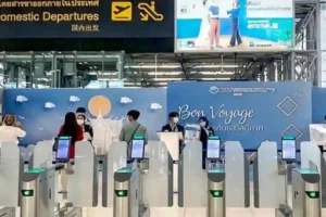 Flughäfen Von Thailand Rationalisieren Verfahren Und Stellen Personal Ein