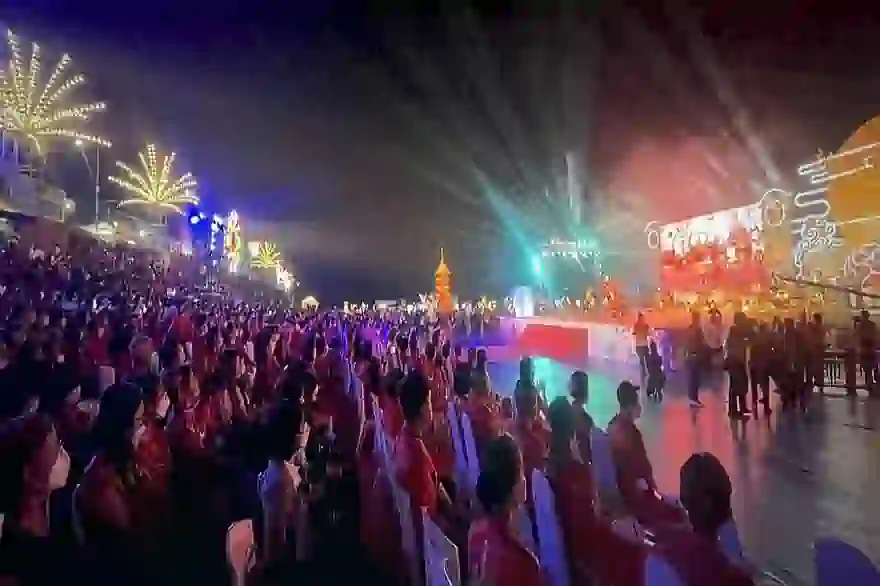 Chinesisches Neujahrsfest erleuchtet eine Stadt im Norden Thailands