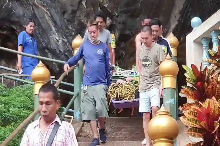 Deutscher Tourist Stürzt In Der Nähe Des Gipfels Des Tiger Cave Temple In Südthailand Ab