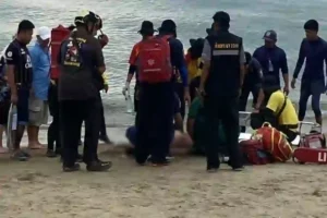 Rettungsschwimmer retten ausländische Touristen vor dem Ertrinken in Pattaya-Jomtien
