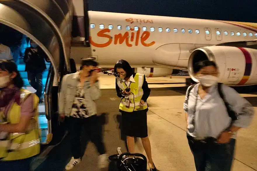 Wütende Passagiere auf Thai Smile Airways-Flug für zwei Stunden warten am Boden