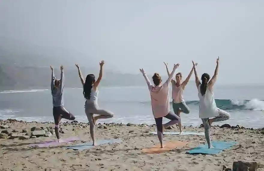 yoga übungen am meer