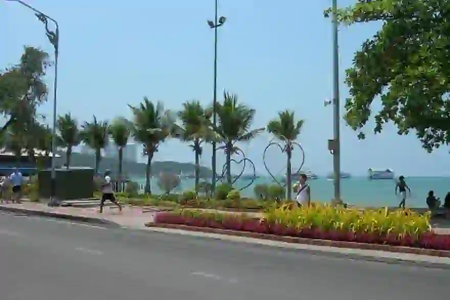 Pattaya verbietet ab dem 1. März das Parken auf der Strandseite der Beach Road