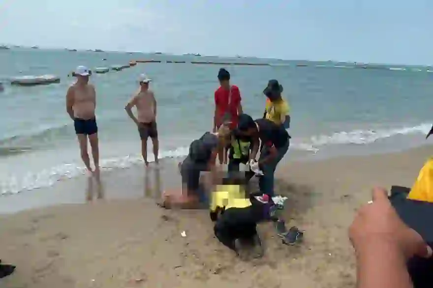 Auslaendischer Tourist ertrinkt am Strand von Pattaya