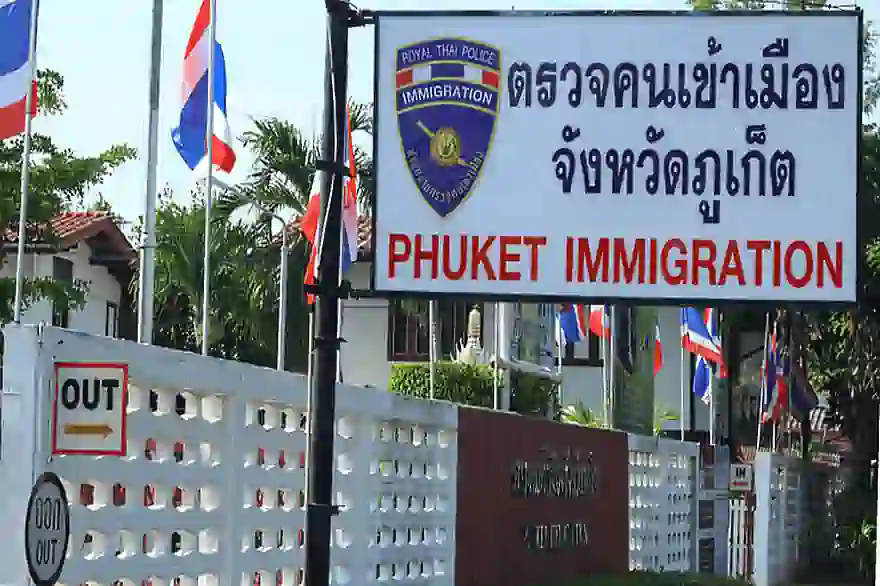 Immigration-Office von Phuket führt ein „Rote-Karte“-System für eigensinnige Ausländer ein