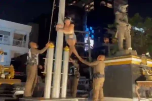 Pattaya-Trans klettert auf den Fahnenmast und entblößt ihre Brüste