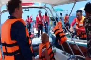 Touristen, die aus einem gekenterten Boot gerettet wurden, machten sich auf den Weg nach Phuket