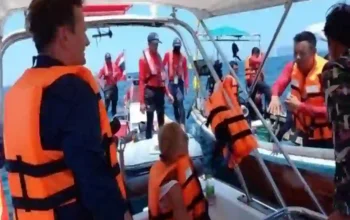 Touristen, die aus einem gekenterten Boot gerettet wurden, machten sich auf den Weg nach Phuket