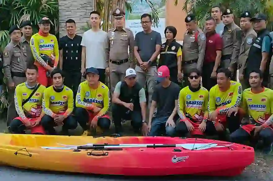 Zwei ausländische Kajakfahrer aus dem Meer von Phuket gerettet