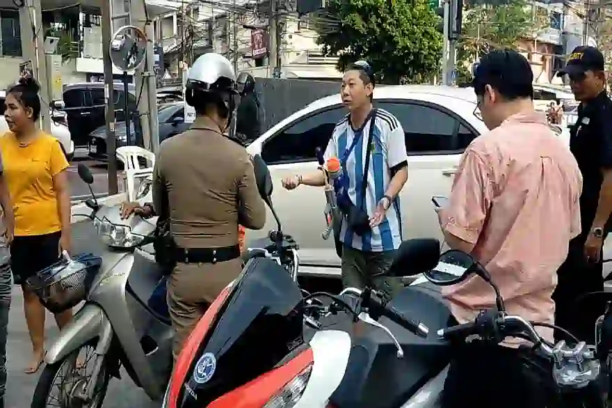 Motorradtaxifahrer in Pattaya droht, zwei Ausländer wegen Fahrpreisstreits zu töten