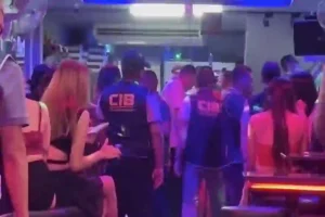 Polizei von Pattaya verhaftet einen britischen Mann und eine Thailänderin, die des Menschenhandels verdächtigt werden