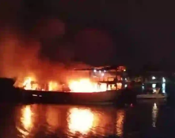 ausflugsboot in zentralthailand in flammen