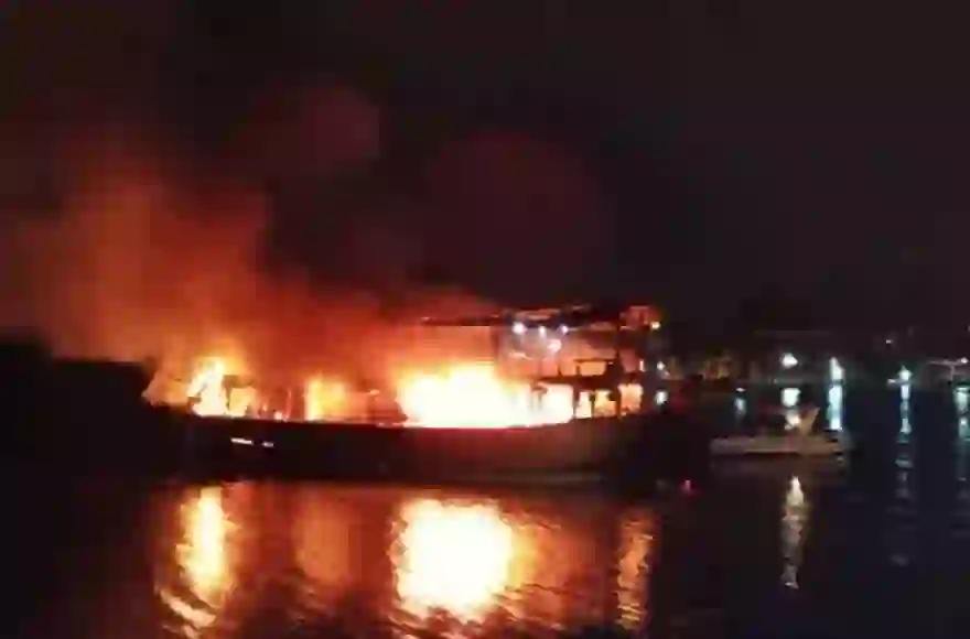 ausflugsboot in zentralthailand in flammen