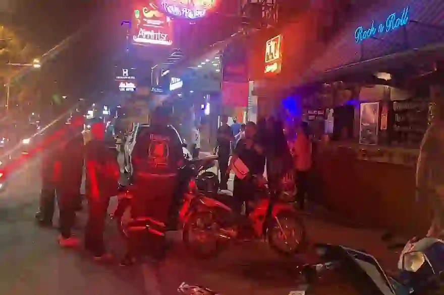 Nackter Brite attackiert älteren australischen Touristen mit Bierflasche in Pattaya