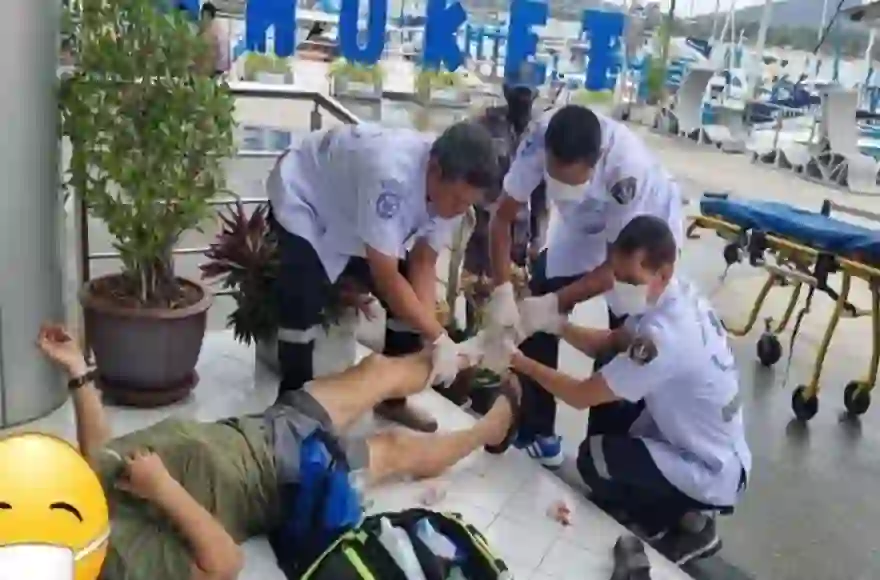 Ausländischer Mann wegen Verletzung am Bootspropeller in Phuket ins Krankenhaus eingeliefert
