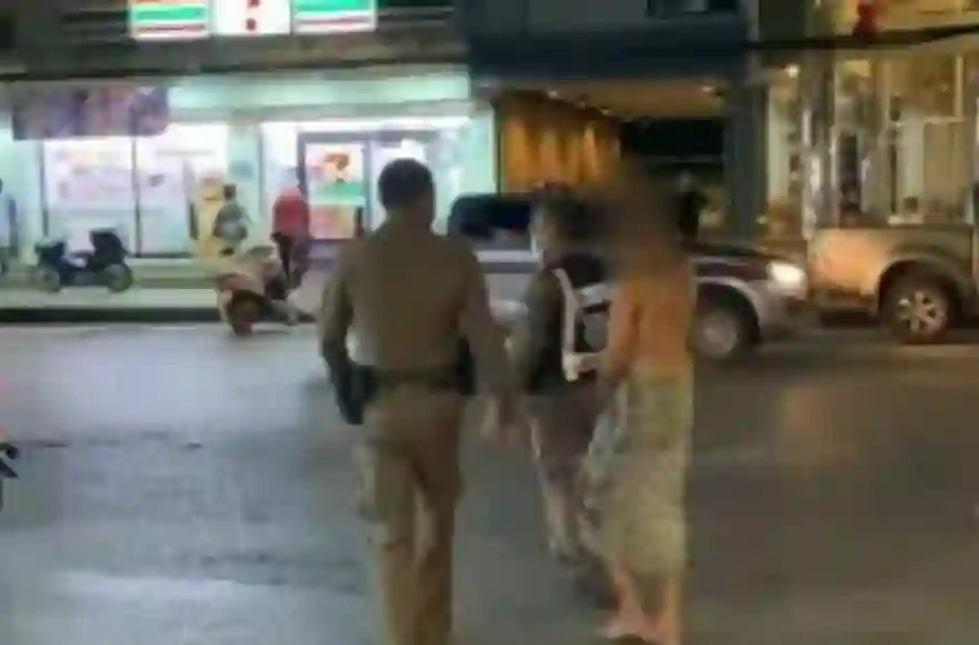 Betrunkener Franzose festgenommen, nachdem er nackt in einem Restaurant in Krabi geschlafen hatte