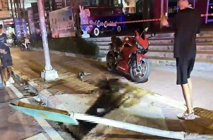 Tödliche Zusammenstoß eines ausländischen Motorradfahrers mit einem Straßenschild erschüttert Pattaya