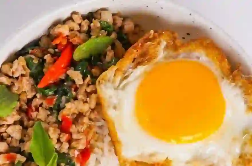 nachrichten thailand tasteatlas ruehrt den topf pad kaprao brutzelt an die spitze der globalen pfannengerichte rangliste
