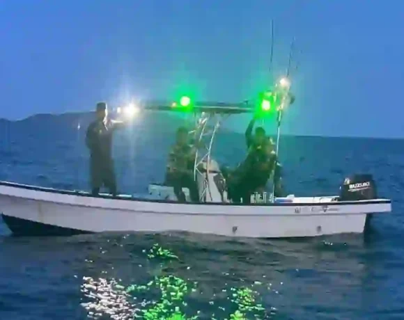 Lokale Fischer entdecken die Leiche eines ausländischen Mannes im Meer von Chon Buri