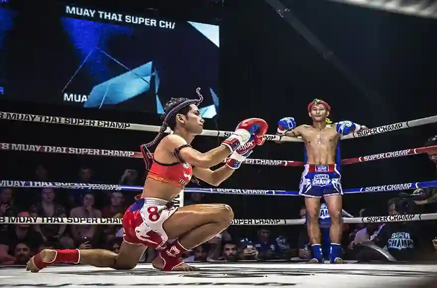 Sehen Sie sich einen Muay Thai Kampf an