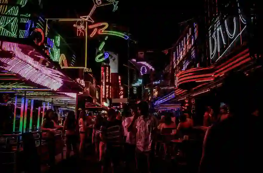 Thailändische Kneipen und Restaurants sollen ihre Öffnungszeiten verlängern und Ausnüchterungszonen einrichten